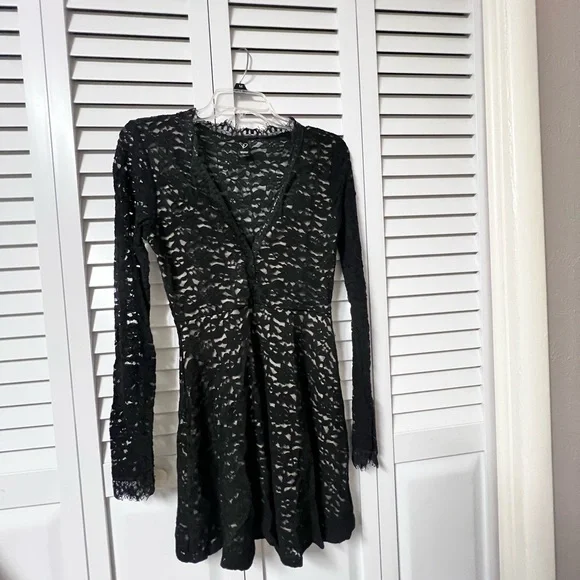 ♟Windsor Black Fit and Flare Long Sleeve Dress - Picture 4 of 5